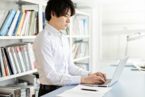 スタンディングデスクで作業する男性