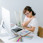 肩が凝る女性